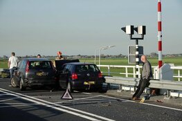 Botsing op brug N246: drie auto&#39;s total loss