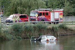 Auto te water in Wormerveer, bestuurder gewond