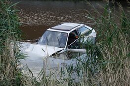 Auto te water in Wormerveer, bestuurder gewond