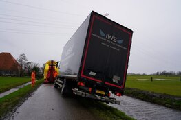 Vrachtwagen vast in berm door windvlaag in Starnmeer