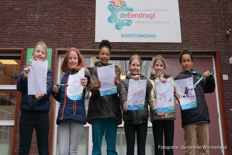Leerlingen obs de Eendragt presenteren hun &#39;opruimheld&#39; tegen zwerfafval aan de pers