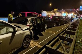 Zeven auto&#39;s botsen op elkaar op A7 bij Zaandam, vier personen naar ziekenhuis gebracht