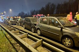 Zeven auto&#39;s botsen op elkaar op A7 bij Zaandam, vier personen naar ziekenhuis gebracht