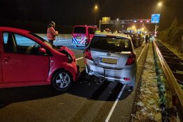 Zeven auto&#39;s botsen op elkaar op A7 bij Zaandam, vier personen naar ziekenhuis gebracht