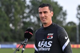Martens klopt voormalig trainer Verbeek. Jong AZ - Almere City FC (2-1)