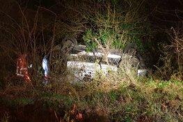 Auto van talud in Wijdewormer