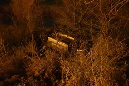 Auto van talud in Wijdewormer