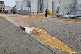 Lossen van palmolie gaat mis: straat in Wormer onder de olie