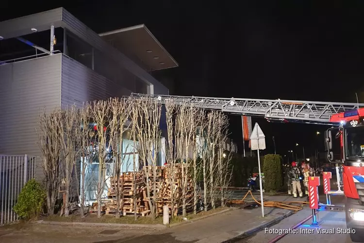 Brand bij bedrijfspand in Wormer, ook woning loopt schade op
