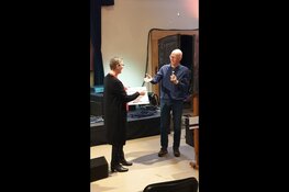 Muziekvereniging OG en Taalcafé De Sluis nemen cheque Arie Lemsfonds in ontvangst