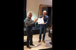 Muziekvereniging OG en Taalcafé De Sluis nemen cheque Arie Lemsfonds in ontvangst