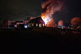 Grote brand legt bijgebouw in Wormer in de as