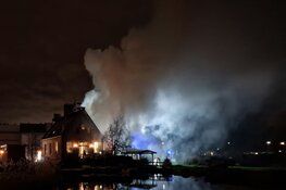 Grote brand legt bijgebouw in Wormer in de as