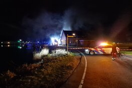 Grote brand legt bijgebouw in Wormer in de as