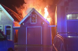 Grote brand legt bijgebouw in Wormer in de as