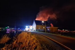Grote brand legt bijgebouw in Wormer in de as