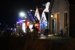 Grote brand legt bijgebouw in Wormer in de as