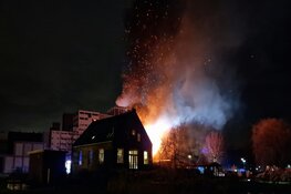 Grote brand legt bijgebouw in Wormer in de as