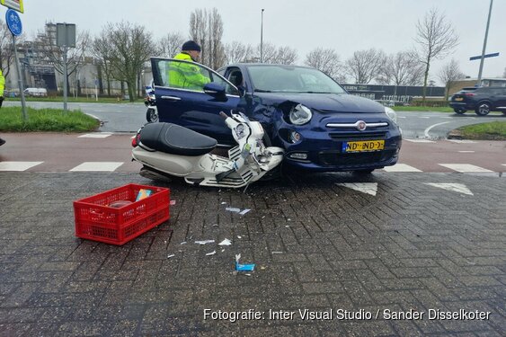 Scooterrijder in botsing met auto in Wormerveer