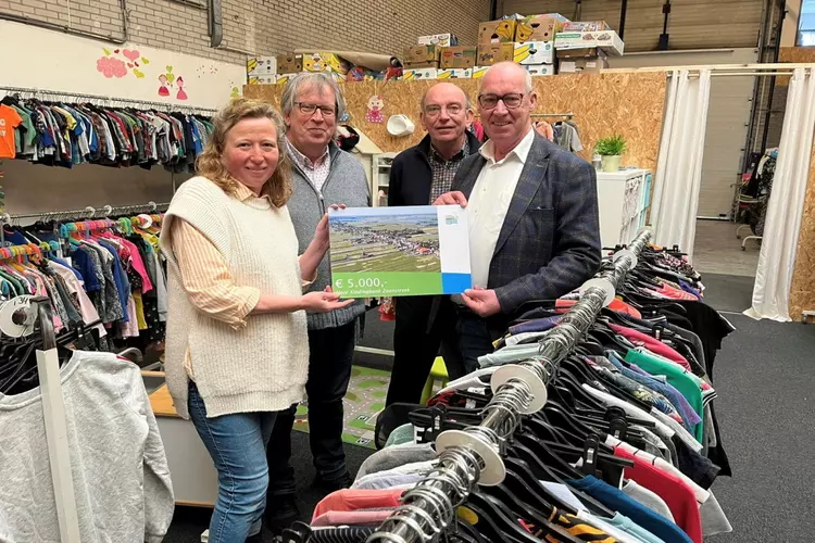 Gemeente Wormerland schenkt Kledingbank Zaanstreek 5.000 euro