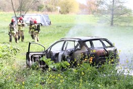 Auto in brand langs dijk in Wijdewormer