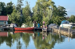 Persoon te water in Wormer, ambulance gestremd door openstaande brug